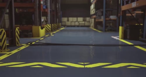 Entrepôt industriel avec sol marqué dans une installation de stockage la nuit