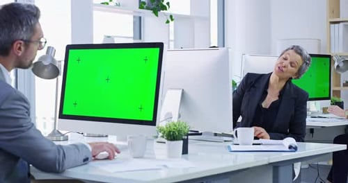 4K-Videomaterial von Geschäftsleuten, die in einem modernen Büro an ihren Computern arbeiten