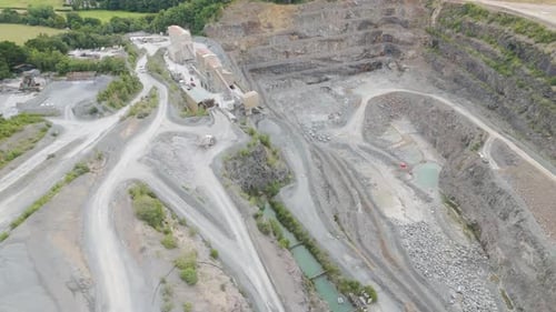 Vue aérienne d'un gros camion à benne basculante transportant des agrégats fraîchement extraits de la base de la carrière