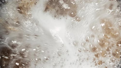 Kochendes Wasser, aktiver Schaum und Blasen im Topf beim Kochen bei hoher Hitze