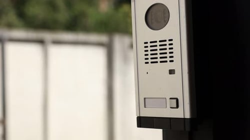 Système d'interphone moderne sur le portail à l'extérieur, gros plan
