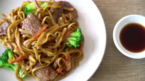 Chow Mein Noodles with Beef and Broccoli