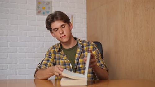 Un étudiant étudie à la maison Pov assis au bureau en train d'écouter une leçon en ligne sur