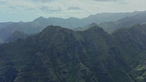 Sé testigo de la cruda magnificencia del terreno volcánico de Tenerife en España