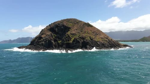 Varredura de baixo ângulo ao redor da parte traseira das ilhas mokulua em Kailua, Havaí