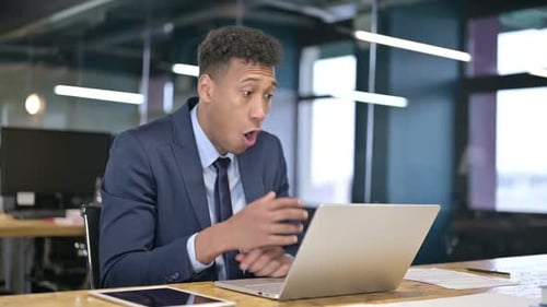 Professioneller junger Geschäftsmann fühlt sich im Büro schockiert