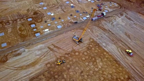 Fotografía aérea de Zumbido de máquinas compactadoras para compactar tierra. Detalle de las obras de construcción que se están realizando en el día