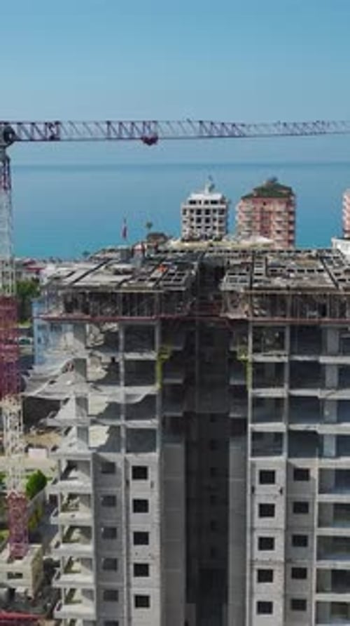 Zumbido vertical disparó contra trabajadores de la construcción en el techo de un edificio con vista al mar en Alanya