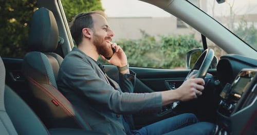 Jeune chauffeur appelant, utilisant le téléphone. Concept, véhicule et transport.