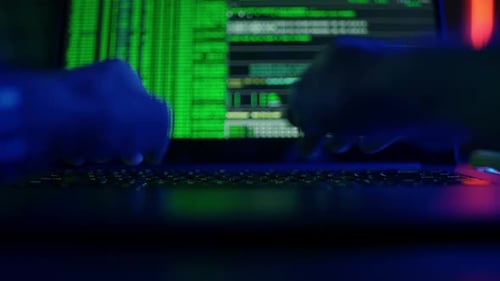 Primer plano del desarrollo de las tecnologías de programación y codificación Las manos de los programadores escriben en el teclado