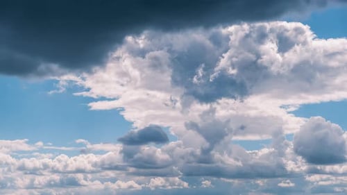 Zeitraffer der sich im blauen Himmel bewegenden Cumulus-Wolken