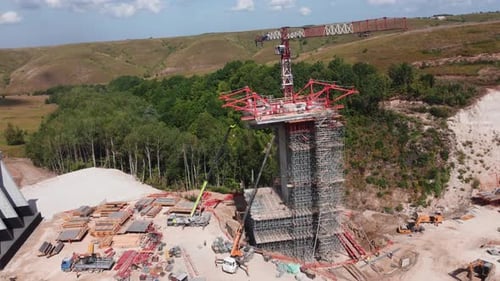 Sitio de construcción de soporte de puentes de carretera equipado con maquinaria