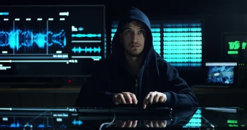 O hacker tenta entrar no sistema usando códigos e números para descobrir a senha de segurança. O hac