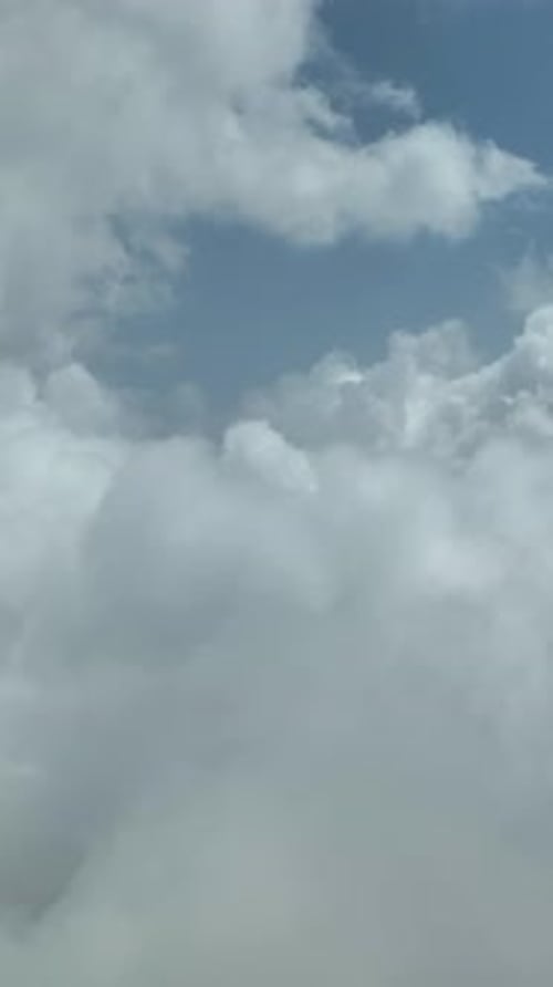 Vertikales Video Bewölkte Landschaft in den Bergen Luftaufnahme