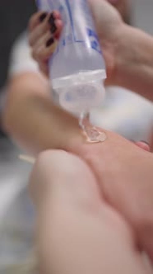 Aplicação de gel na mão durante o procedimento de cuidados com a pele Detalhamento do uso do produto em cosméticos ou médicos
