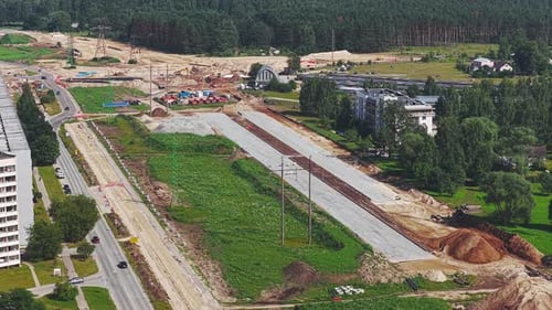 Construcción de carreteras en la carretera de Riga a Jelgava con torre roja y edificio