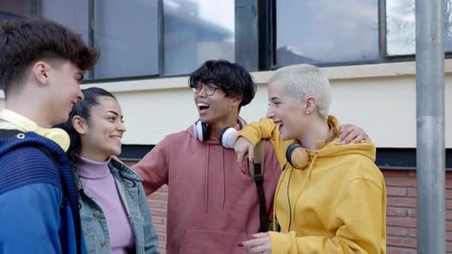 Grupo jovem e diversificado de estudantes universitários sorri e se diverte juntos no campus