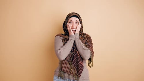 Une musulmane surprise en hijab montre sa joie