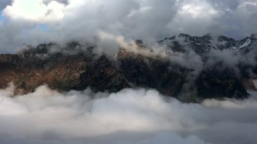 Mer de nuages au-dessus de la vallée montagneuse au lever du soleil avec brouillard, brume, forêts, collines, sommets Théâtraux.