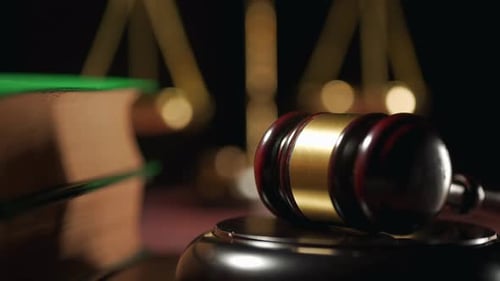 Close-up de um juiz, martelo e uma balança de justiça, livros de advogados jurídicos ou do Codex Concept of Law ou