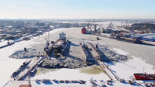 Winteraufnahme der Schiffe der Rigaer Werft, die den Eiskanal krähen