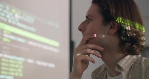 Man, présentation et codage pour la technologie au bureau avec réflexion pour le développement du Web 3.0