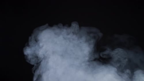 Dieses Rauchelement wurde in 4K aufgenommen und kann problemlos auf jedes Filmmaterial gelegt werden, um einen gewünschten Effekt zu erzielen.