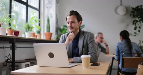 Freiberuflicher Geschäftsmann, der in einem Café arbeitet