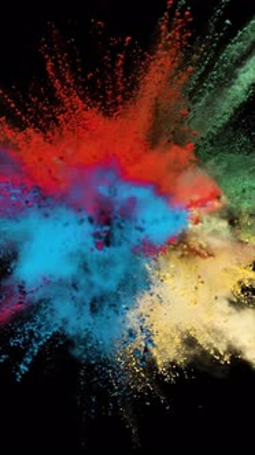 Vídeo vertical de polvo de color explotando sobre fondo negro