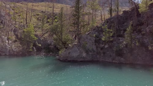 Montanhas do lago no Green Canyon em Manavgat, Antalya, Turquia. POV