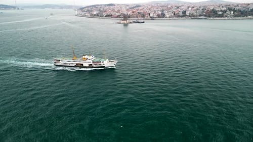 Fähre fährt über die Meerenge in Istanbul, Folgeschuss