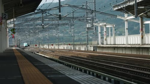 Blick auf den Shinkansen-Zug, der tagsüber in den Bahnhof einfährt, in Sendai, Japan. - Weitwinkelaufnahme