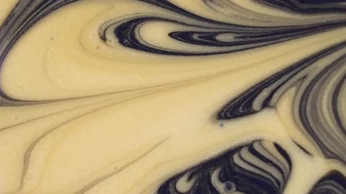 Kreative Diffusion von goldenen und schwarzen Flüssigtinten abstrakter Hintergrund
