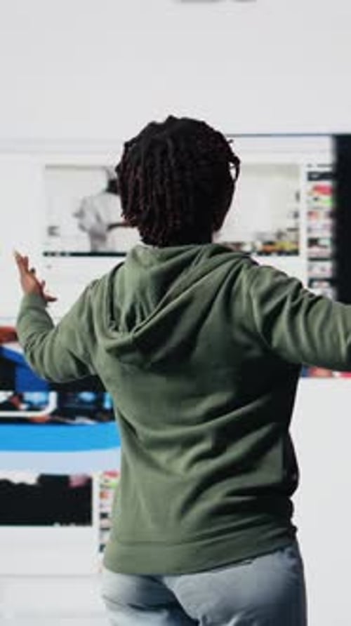 Vertical Video Jolly Joven encantada con el contenido de los servicios de streaming de vídeo