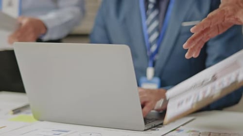 Geschäftsteam arbeitet ernsthaft und ist gestresst.