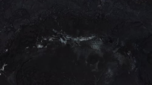 Luftbild auf heißer Erde — Lava in Island im verschneiten Winter
