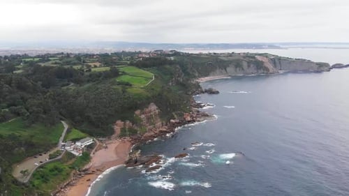 Vol en Drone au-dessus d'une magnifique côte pittoresque