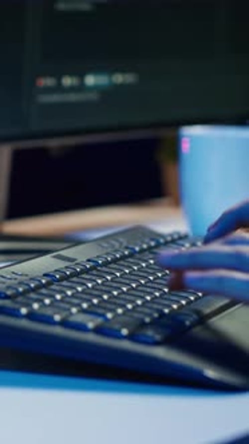 Vidéo verticale Un cybercriminel s'infiltre dans les systèmes de sécurité alors qu'il se cache dans un QG secret en gros plan