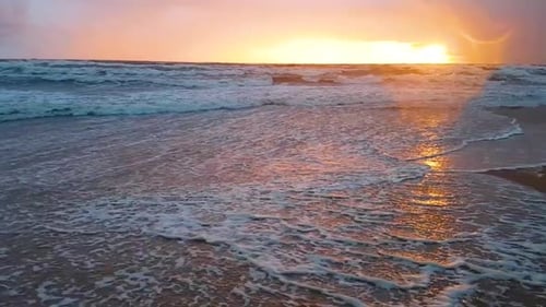 Ralenti sur la mer Baltique au coucher du soleil