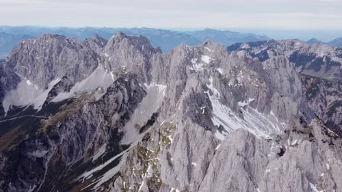 Vue aérienne d'une chaîne de montagnes alpines rocheuses abruptes, crête avec sommet, paysage épique, drone, vue depuis