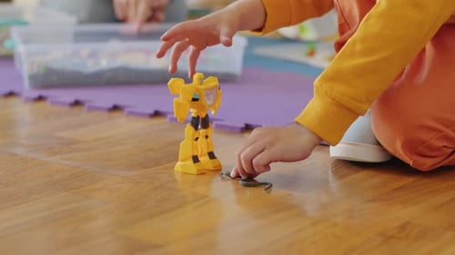 Un jeune garçon et sa baby-sitter profitent d'une activité de loisir en jouant à des jeux dans la voiture sous le sol