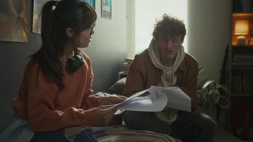 Des camarades de groupe discutent du scénario du film