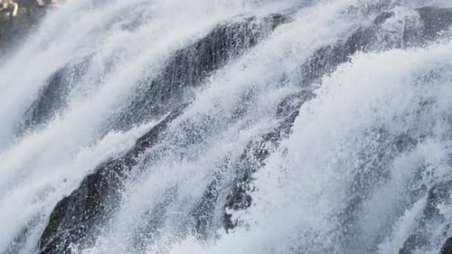 Klarer Bach fließt durch Steinbrocken, Gebirgsfluss, Riesiger isländischer Wasserfall in Zeitlupe