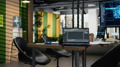 Software em execução no laptop em um escritório vazio para acelerar os cálculos