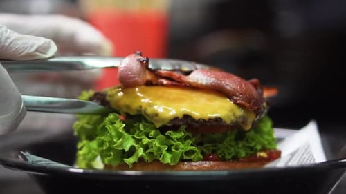 Assemblage d'un cheeseburger de luxe au bacon