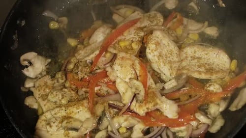 Koch in Zeitlupe kocht heißen Wok mit Hühnchen und Gemüse