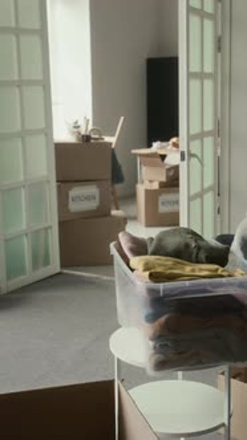 Conteneur de rangement sur table basse, portes ouvertes révélant des boîtes étiquetées