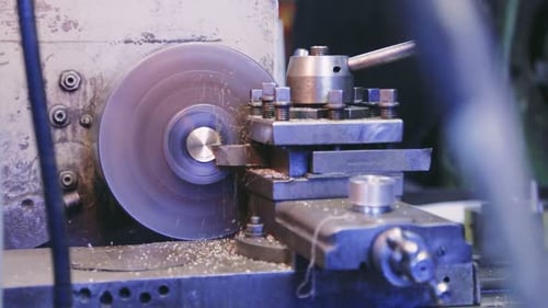 CNC-Fräsmaschine für die Metallbearbeitung. Metallschneiden Moderne Verarbeitungstechnologie. Produktion und Service...