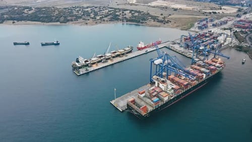 Port industriel avec terminal de conteneurs et de vrac avec cargos