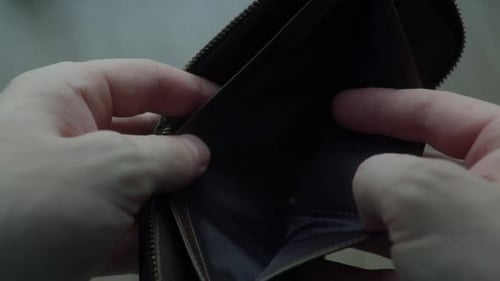Hombre en quiebra, atrasos, muestra una cartera vacía sin dinero, financiación de la pobreza, concepto de quiebra empresarial